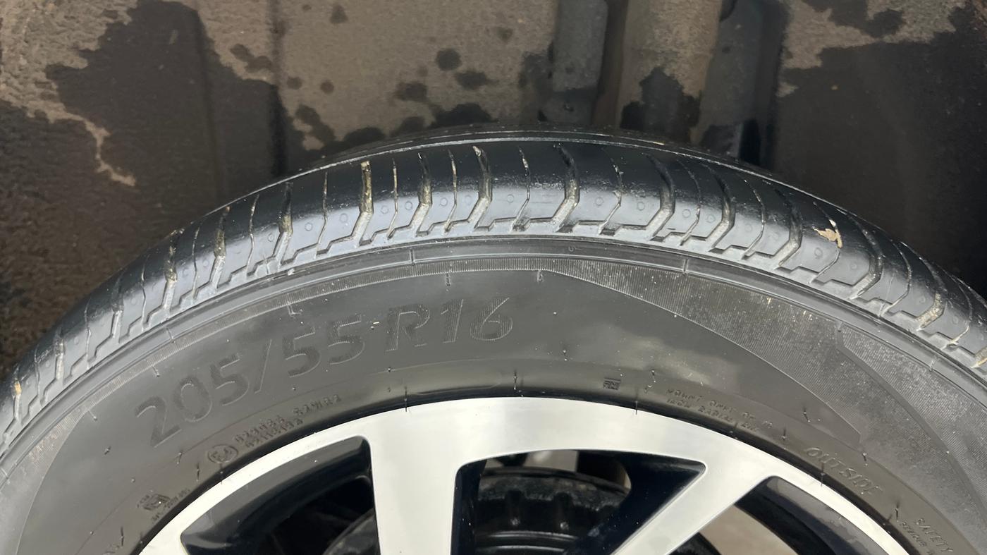 2023 Volkswagen VIRTUS TOPLINE TSI 1.0 MT, Petrol, Manual, 30,202 km, Left Rear Tyre Tread
