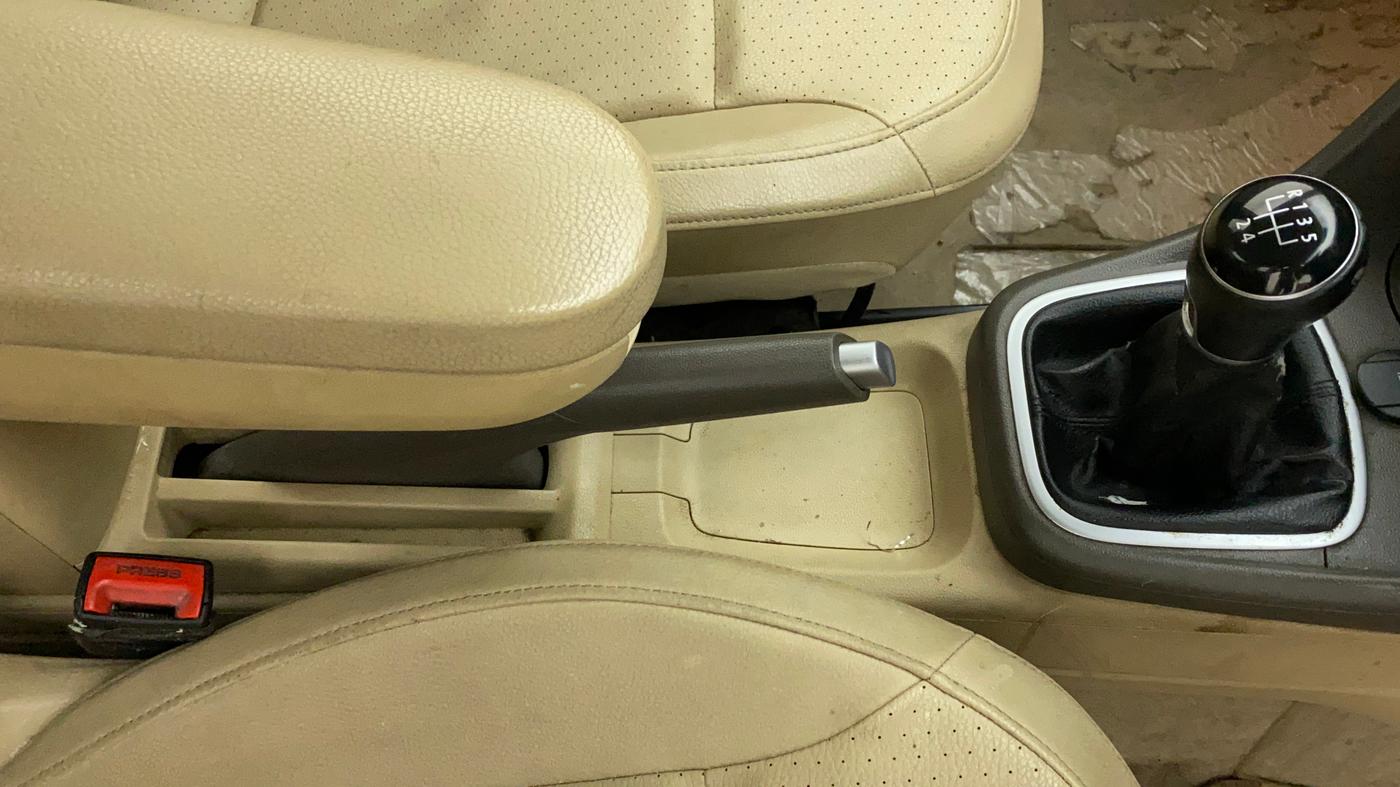 2015 Volkswagen Vento HIGHLINE 1.6 MPI, Petrol, Manual, 99,284 km, Gear Lever