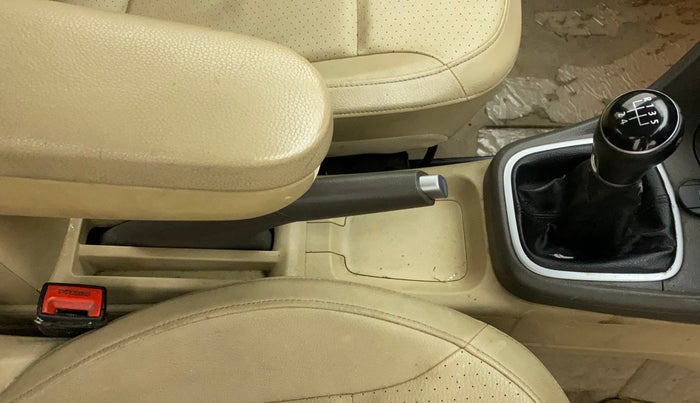 2015 Volkswagen Vento HIGHLINE 1.6 MPI, Petrol, Manual, 99,284 km, Gear Lever