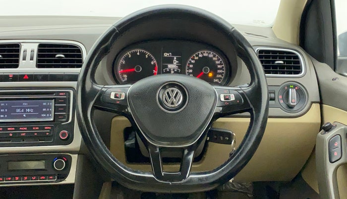 2015 Volkswagen Vento HIGHLINE 1.6 MPI, Petrol, Manual, 99,284 km, Steering Wheel Close Up