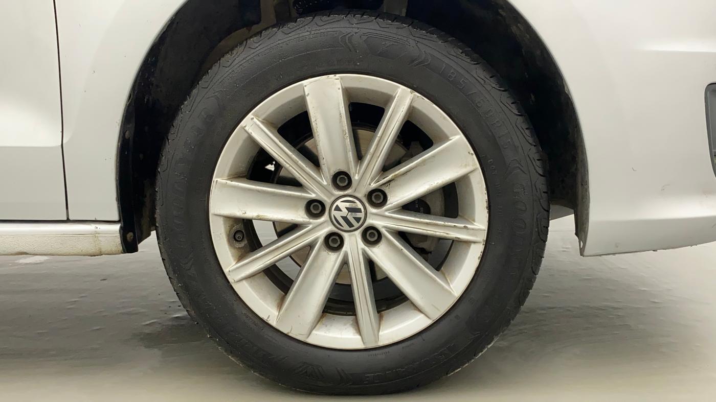 2015 Volkswagen Vento HIGHLINE 1.6 MPI, Petrol, Manual, 99,284 km, Right Front Wheel