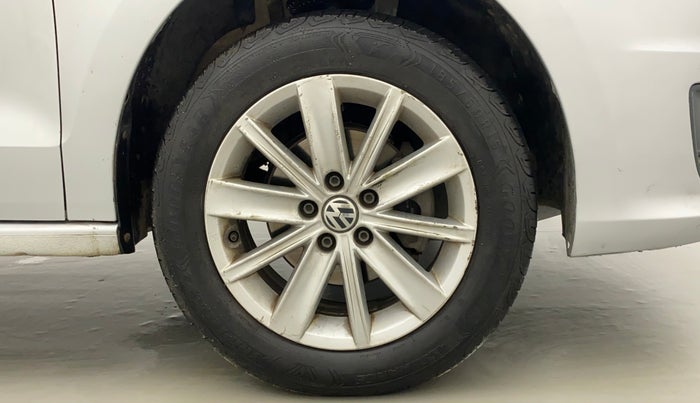 2015 Volkswagen Vento HIGHLINE 1.6 MPI, Petrol, Manual, 99,284 km, Right Front Wheel