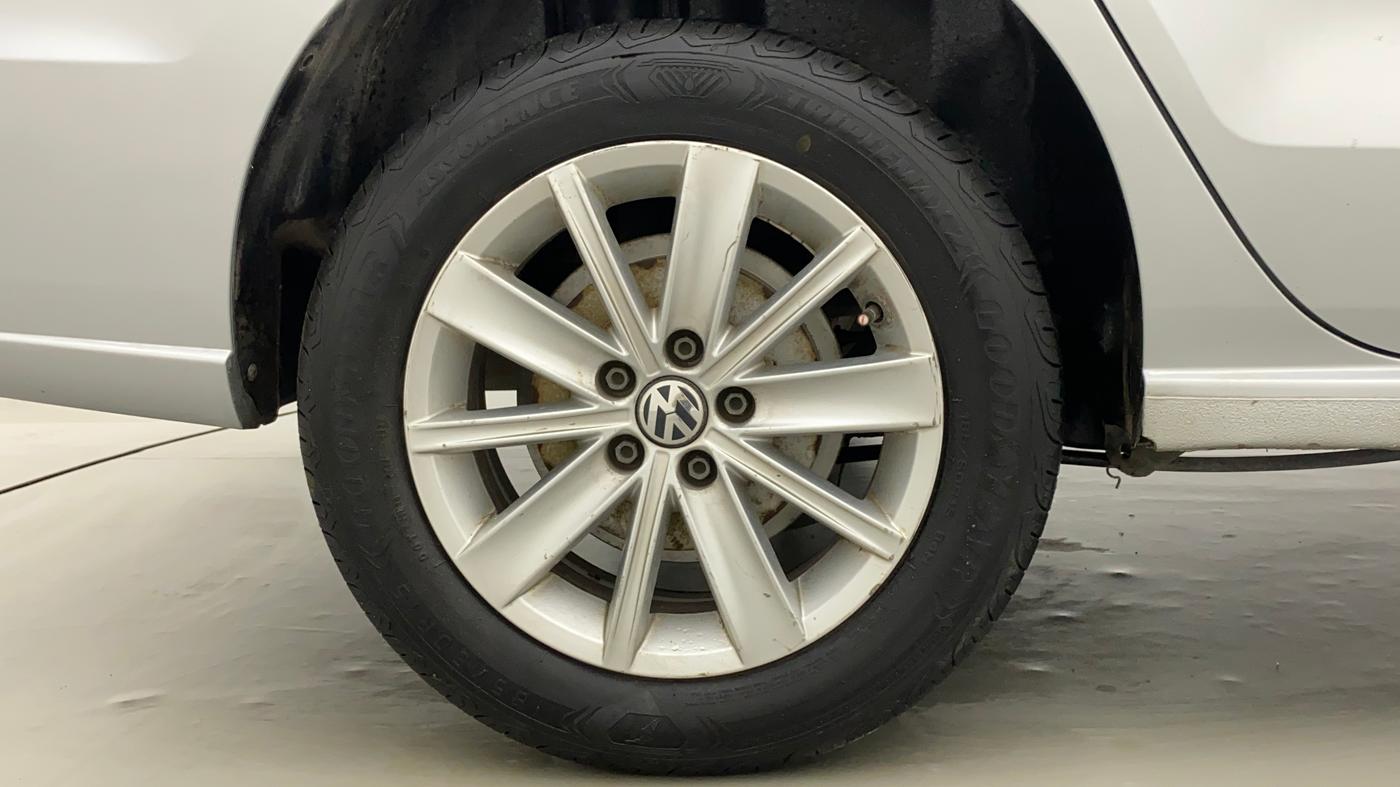 2015 Volkswagen Vento HIGHLINE 1.6 MPI, Petrol, Manual, 99,284 km, Right Rear Wheel