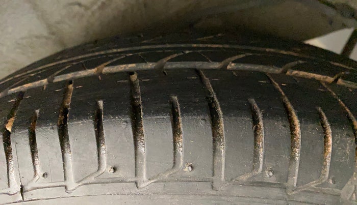 2016 Hyundai i10 MAGNA 1.1, Petrol, Manual, 49,819 km, Right Rear Tyre Tread