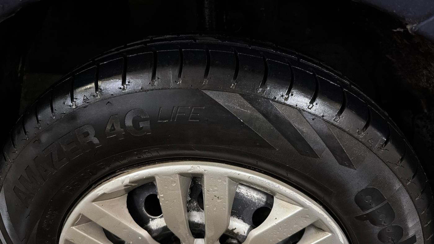 2020 Maruti Swift LXI, Petrol, Manual, 50,700 km, Right Front Tyre Tread