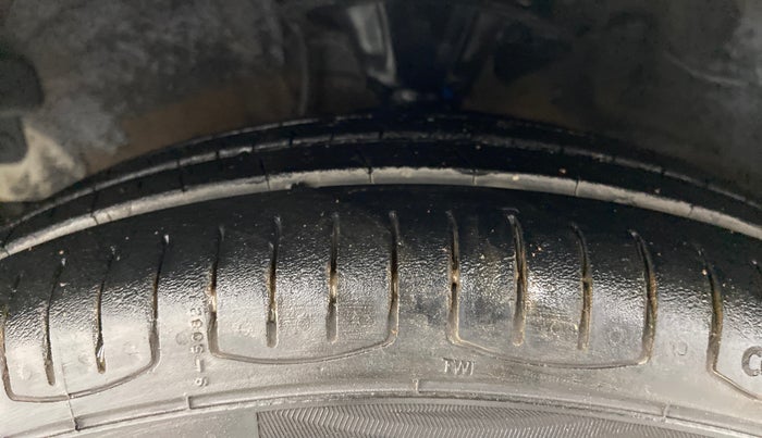 2011 Hyundai i10 MAGNA 1.2, Petrol, Manual, 74,230 km, Left Front Tyre Tread