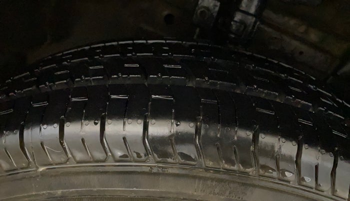 2015 Maruti Swift Dzire LXI (O), Petrol, Manual, 68,627 km, Right Front Tyre Tread