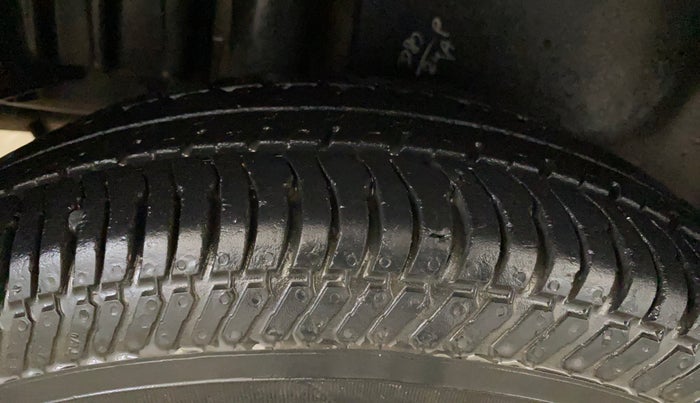 2015 Maruti Swift Dzire LXI (O), Petrol, Manual, 68,627 km, Right Rear Tyre Tread