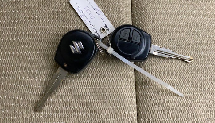 2015 Maruti Swift Dzire LXI (O), Petrol, Manual, 68,627 km, Key Close Up