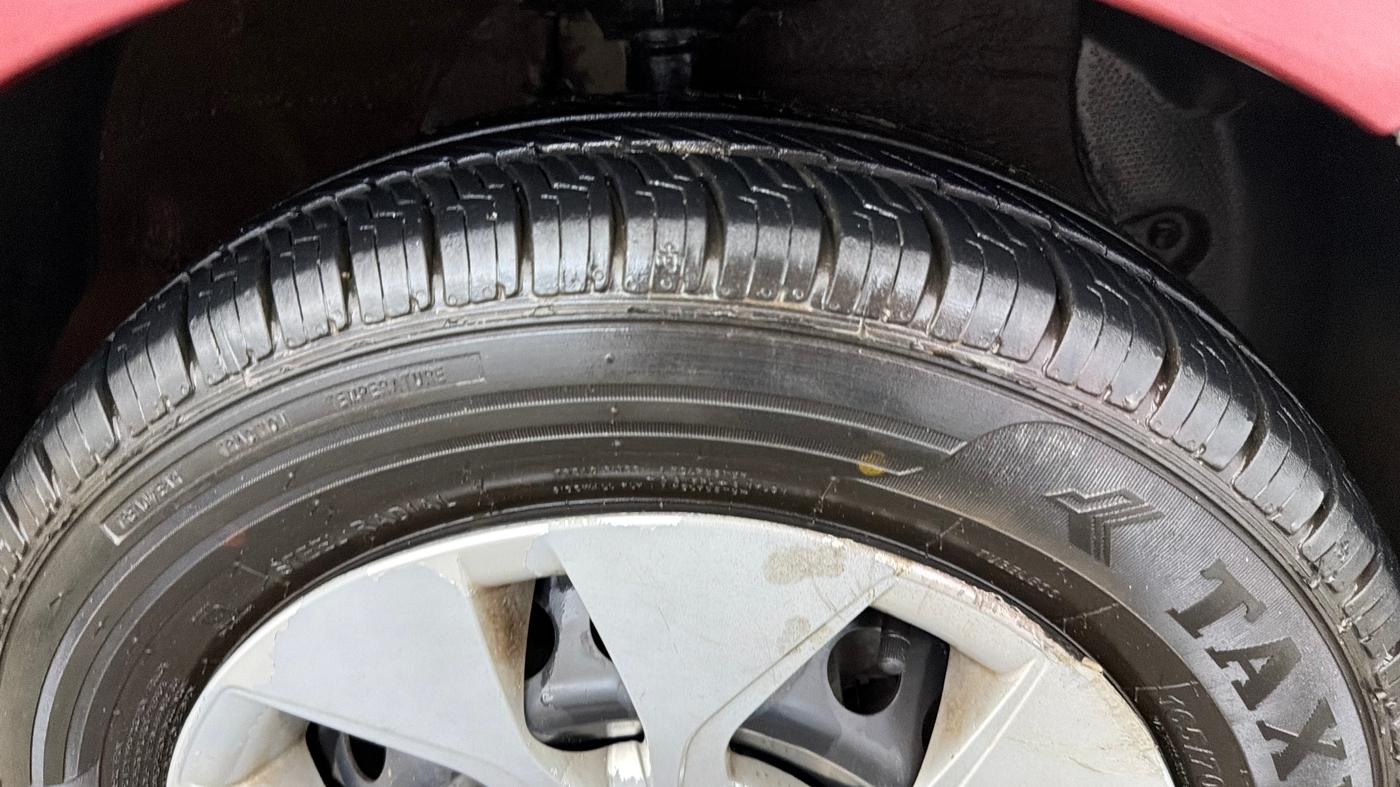 2017 Hyundai Xcent E+, Petrol, Manual, 81,255 km, Right Front Tyre Tread