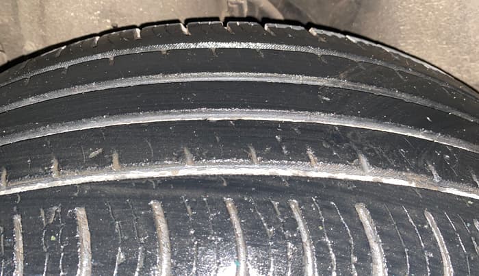2017 Mahindra XUV500 G AT, Petrol, Automatic, 33,108 km, Right Rear Tyre Tread