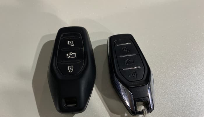 2017 Mahindra XUV500 G AT, Petrol, Automatic, 33,108 km, Key Close Up