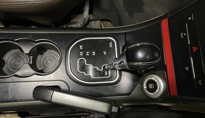 2017 Mahindra XUV500 G AT, Petrol, Automatic, 33,108 km, Gear Lever