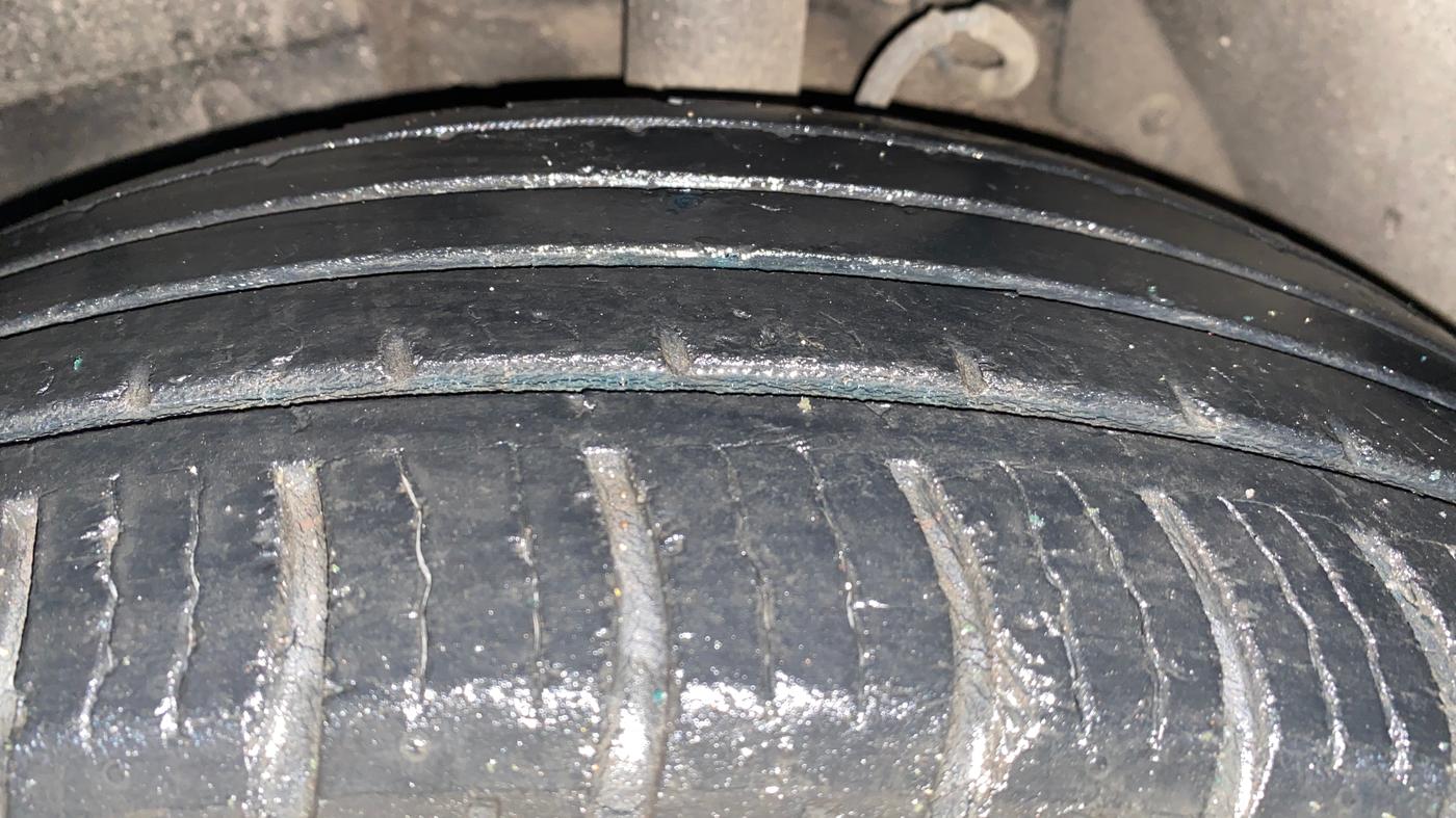 2017 Mahindra XUV500 G AT, Petrol, Automatic, 33,128 km, Left Front Tyre Tread