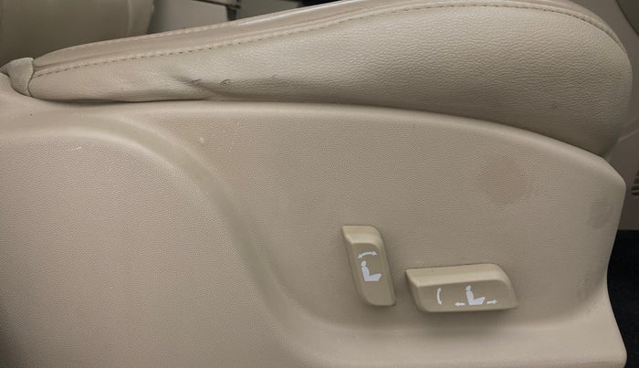 2017 Mahindra XUV500 W10 FWD, Diesel, Manual, 55,145 km, Driver Side Adjustment Panel