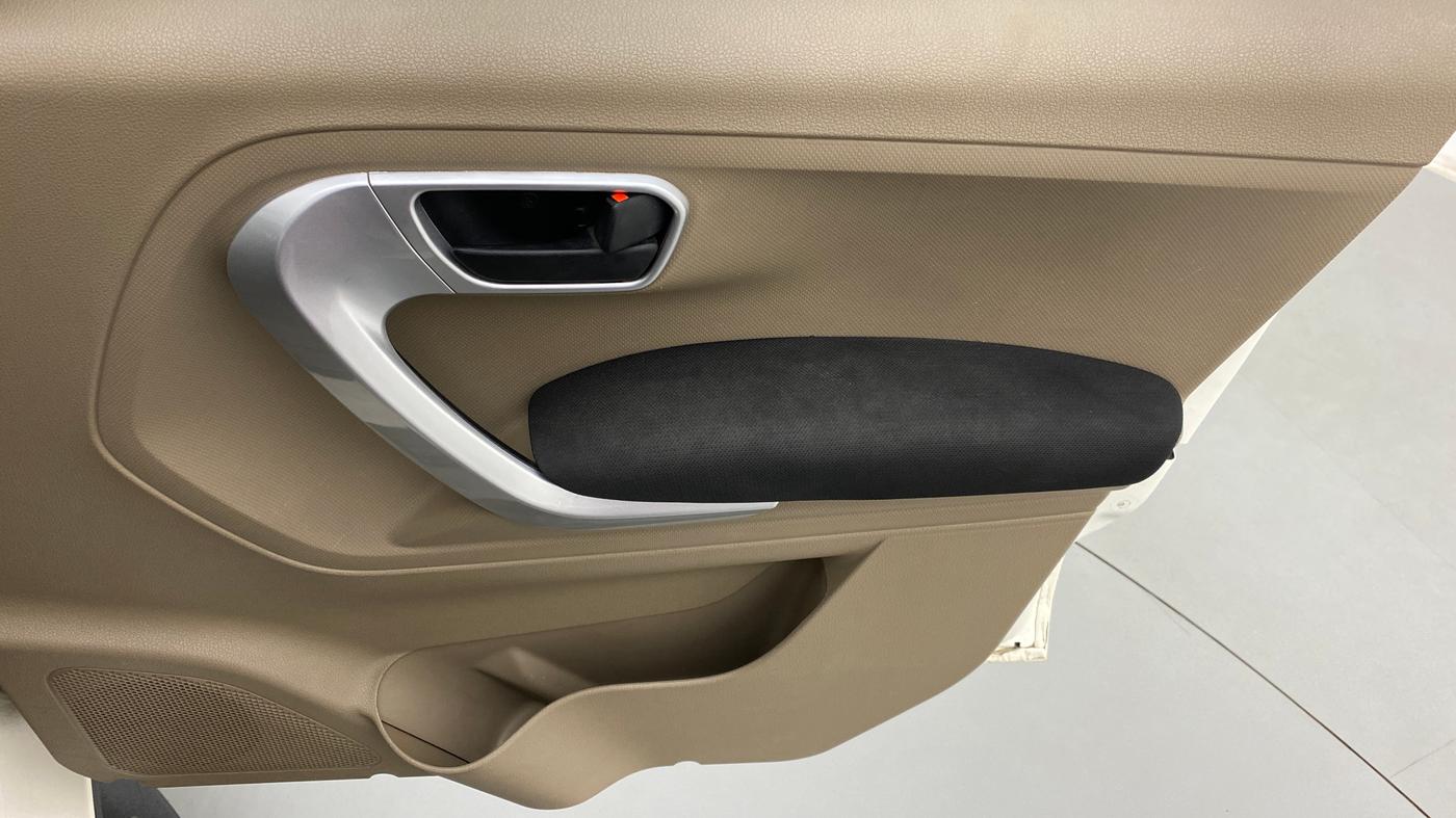 2019 Mahindra TUV 300 PLUS P8, Diesel, Manual, 65,674 km, Driver Side Door Panels Control