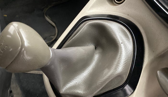 2015 Datsun Go T, Petrol, Manual, 78,195 km, Gear lever - Boot cover slightly torn