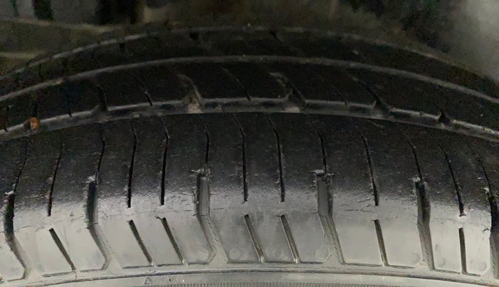 2013 Maruti Swift VXI, Petrol, Manual, 82,511 km, Right Rear Tyre Tread