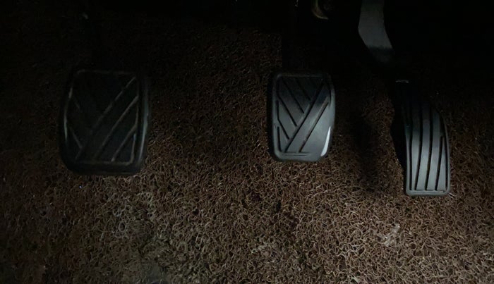 2014 Maruti Swift VXI, Petrol, Manual, 92,804 km, Pedals