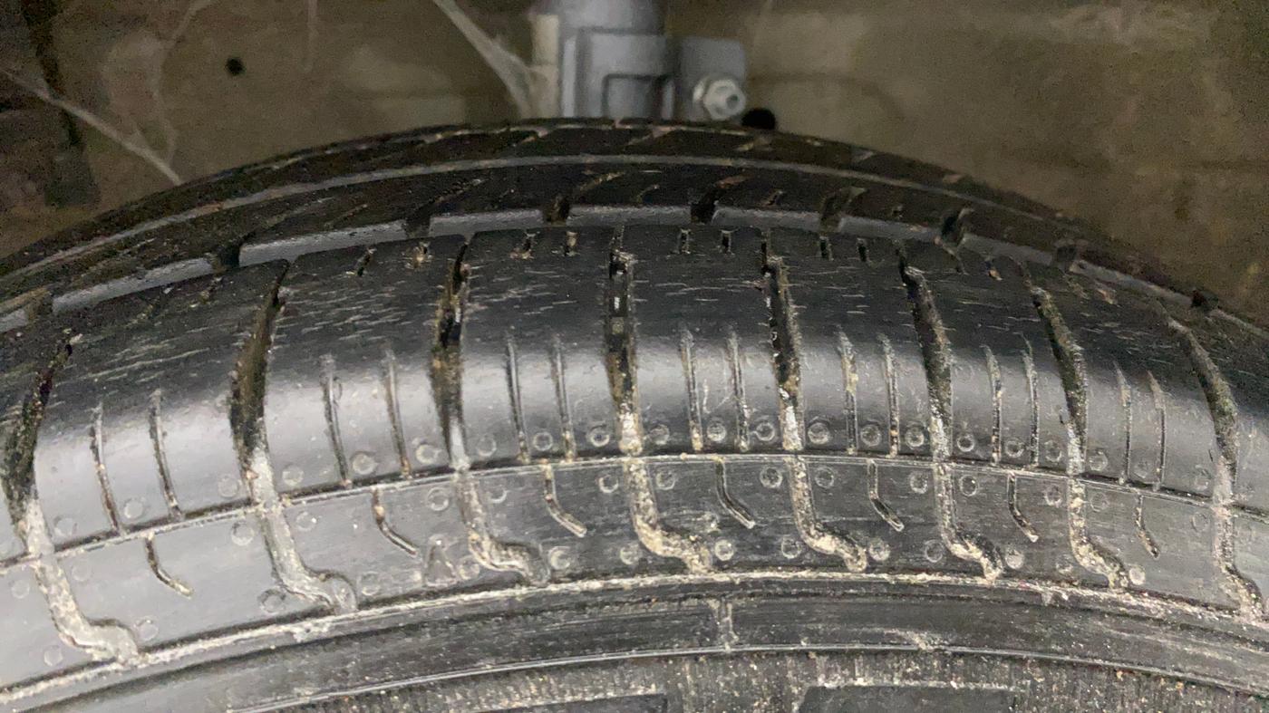 2014 Maruti Swift VXI, Petrol, Manual, 92,804 km, Left Front Tyre Tread