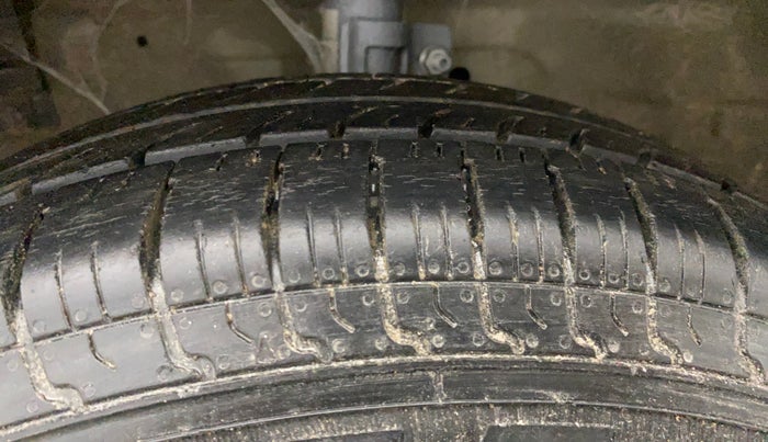 2014 Maruti Swift VXI, Petrol, Manual, 92,804 km, Left Front Tyre Tread