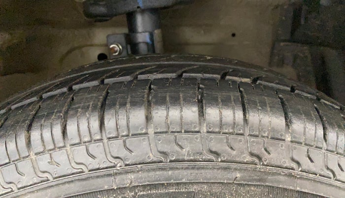 2014 Maruti Swift VXI, Petrol, Manual, 92,804 km, Right Front Tyre Tread