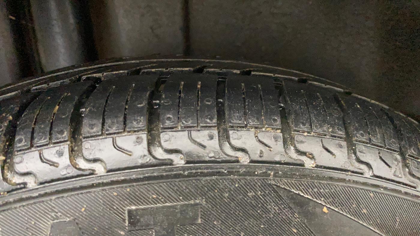 2014 Maruti Swift VXI, Petrol, Manual, 92,804 km, Right Rear Tyre Tread