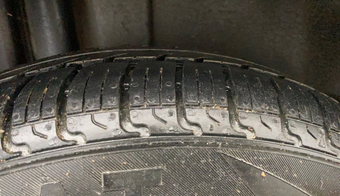 2014 Maruti Swift VXI, Petrol, Manual, 92,804 km, Right Rear Tyre Tread