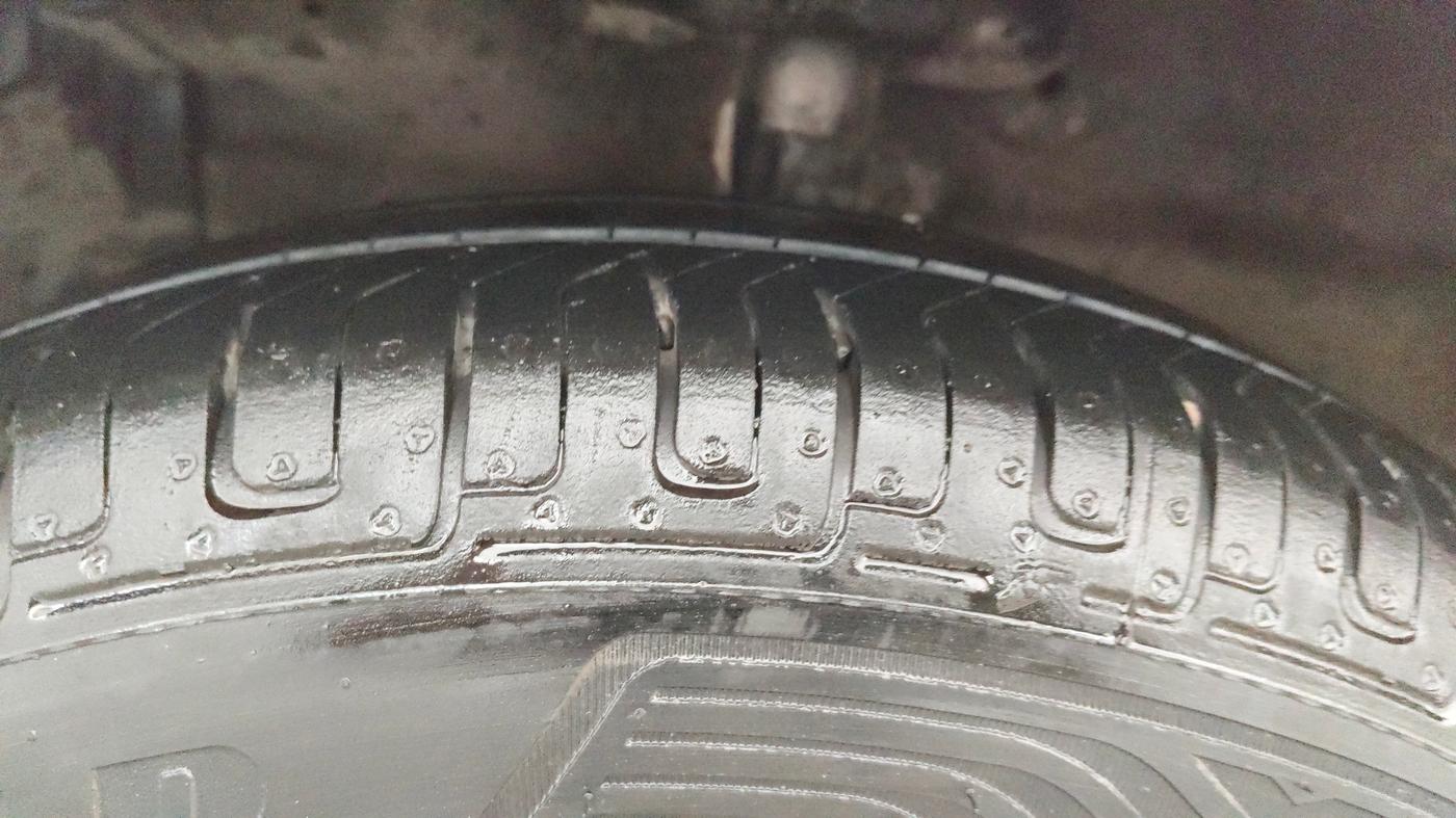 2013 Maruti Swift VXI, Petrol, Manual, 21,231 km, Left Front Tyre Tread