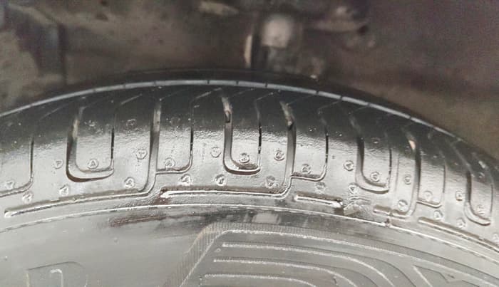 2013 Maruti Swift VXI, Petrol, Manual, 21,231 km, Left Front Tyre Tread