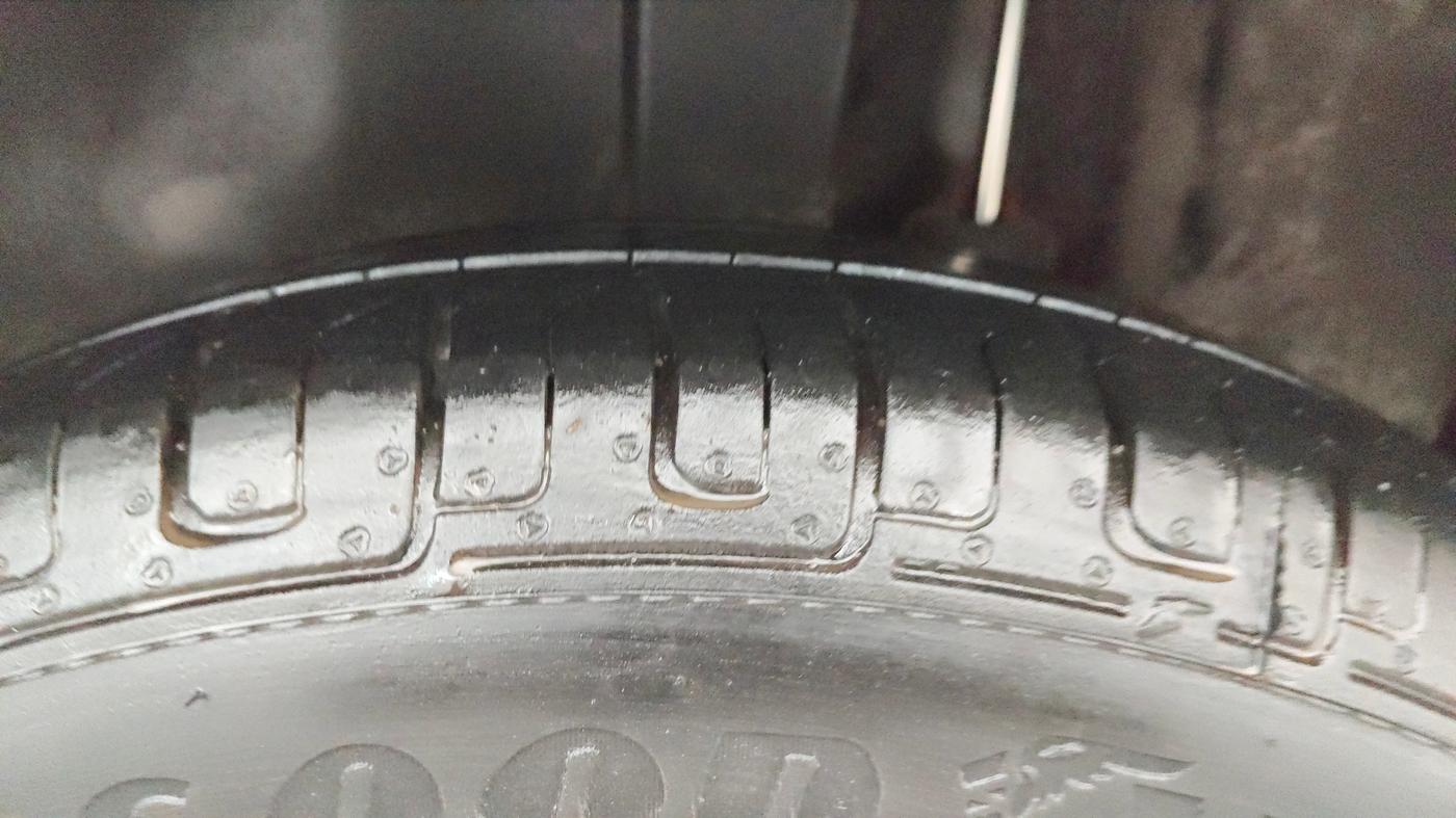 2013 Maruti Swift VXI, Petrol, Manual, 21,231 km, Left Rear Tyre Tread