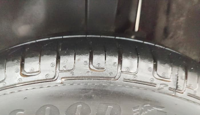2013 Maruti Swift VXI, Petrol, Manual, 21,231 km, Left Rear Tyre Tread