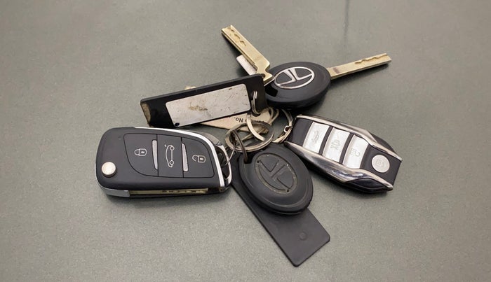 2023 Tata NEXON XE PETROL, Petrol, Manual, 24,876 km, Key Close Up
