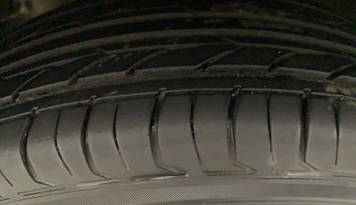 2017 Maruti Swift VXI, Petrol, Manual, 47,322 km, Left Front Tyre Tread