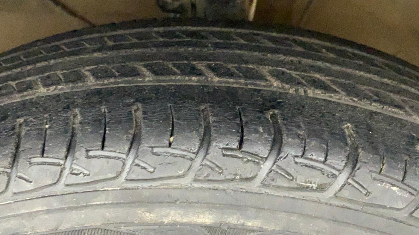 2017 Maruti Baleno DELTA PETROL 1.2, Petrol, Manual, 62,113 km, Left Front Tyre Tread