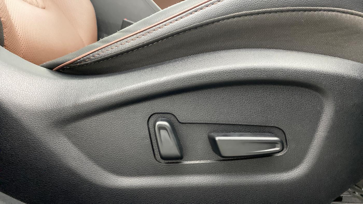 2021 Hyundai ALCAZAR PLATINUM (O) 6STR 2.0 AT, Petrol, Automatic, 4,034 km, Driver Side Adjustment Panel