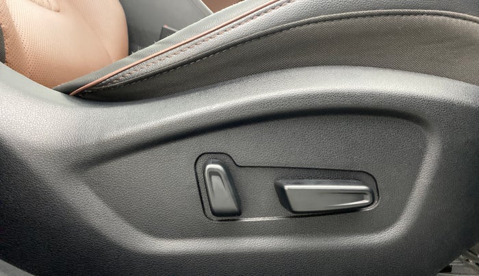 2021 Hyundai ALCAZAR PLATINUM (O) 6STR 2.0 AT, Petrol, Automatic, 4,034 km, Driver Side Adjustment Panel