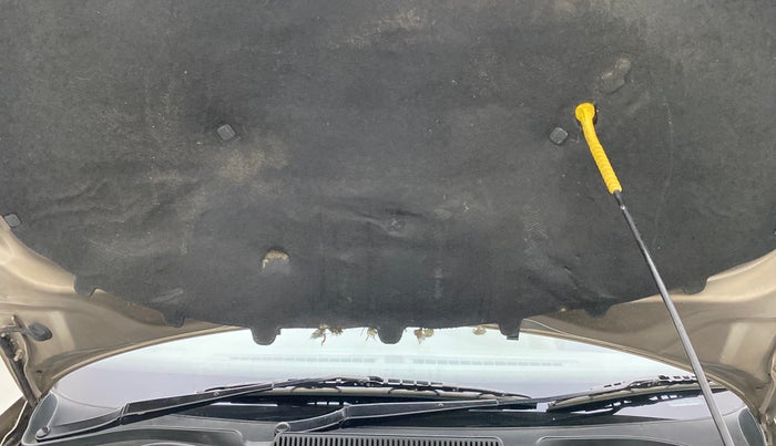 2016 Volkswagen Vento HIGHLINE PETROL AT, Petrol, Automatic, 51,899 km, Bonnet (hood) - Insulation cover has minor damage