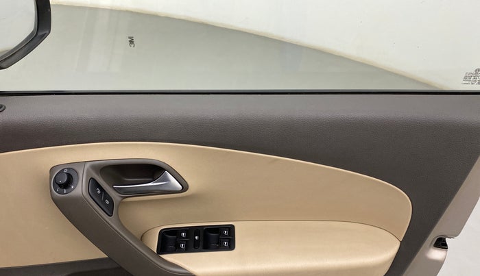 2016 Volkswagen Vento HIGHLINE PETROL AT, Petrol, Automatic, 51,899 km, Right front window switch / handle - Power window makes minor noise