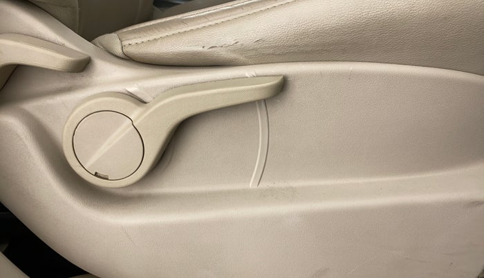 2017 Mahindra XUV500 W8 FWD, Diesel, Manual, 83,356 km, Driver Side Adjustment Panel
