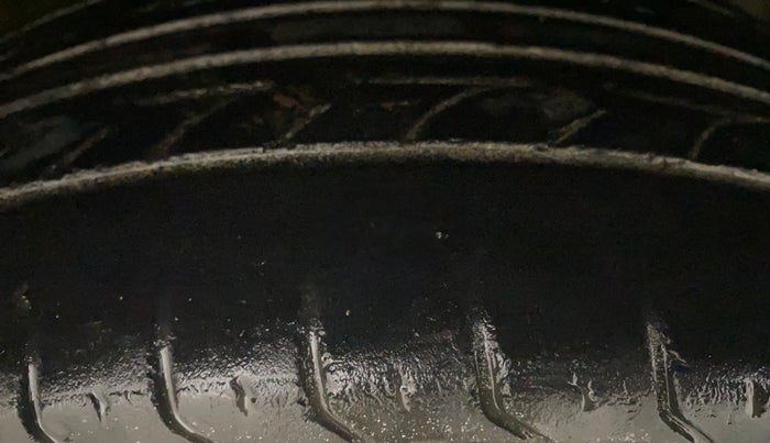 2013 Volkswagen Vento HIGHLINE PETROL AT, Petrol, Automatic, 94,141 km, Right Front Tyre Tread