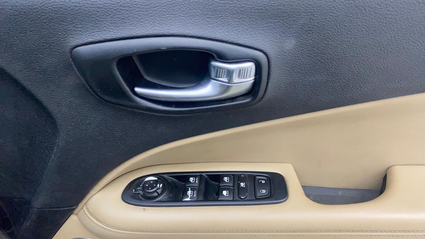 2018 Jeep Compass LONGITUDE (O) 2.0 DIESEL, Diesel, Manual, 1,45,890 km, Driver Side Door Panels Control
