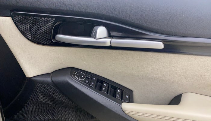 2020 KIA SELTOS HTX 1.5 DIESEL, Diesel, Manual, 1,30,684 km, Driver Side Door Panels Control