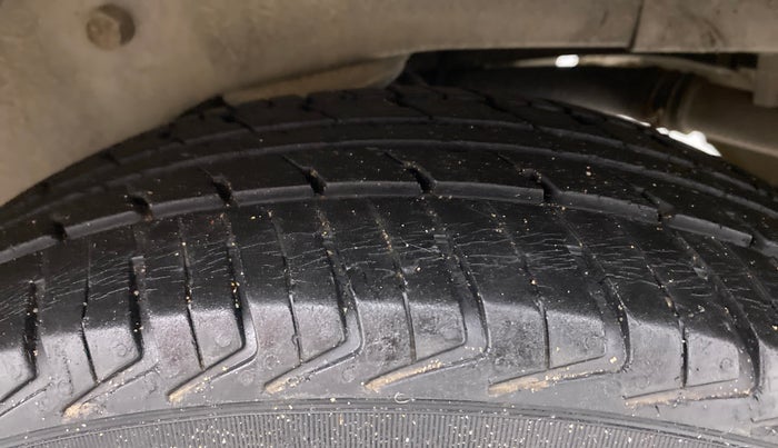 2010 Maruti A Star VXI, Petrol, Manual, 77,688 km, Left Rear Tyre Tread