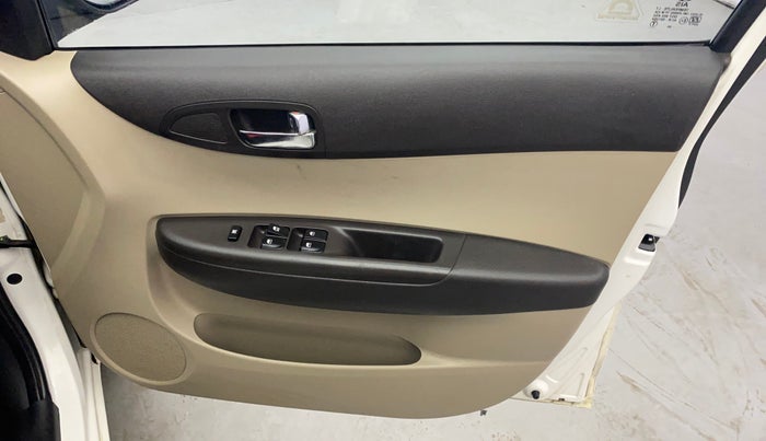 2013 Hyundai i20 MAGNA 1.4 CRDI, Diesel, Manual, 96,642 km, Driver Side Door Panels Control