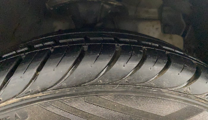 2018 Hyundai Eon MAGNA +, Petrol, Manual, 30,714 km, Right Front Tyre Tread