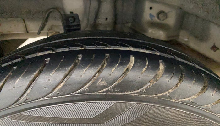 2018 Hyundai Eon MAGNA +, Petrol, Manual, 30,714 km, Right Rear Tyre Tread