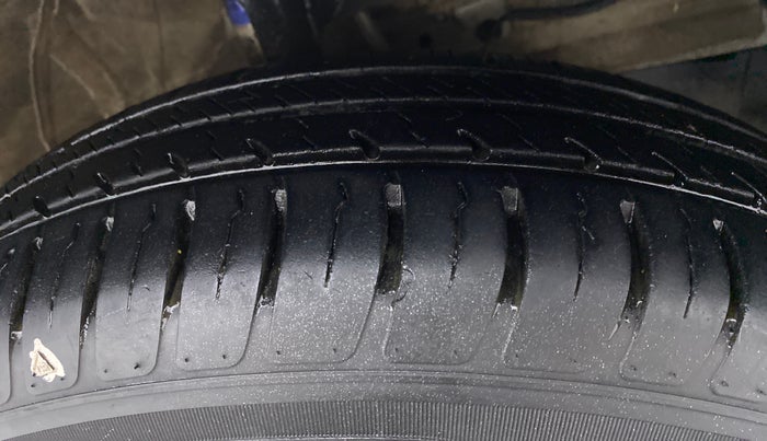 2021 Maruti Swift VXI D, Petrol, Manual, 13,705 km, Right Front Tyre Tread
