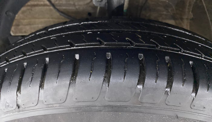 2021 Maruti Swift VXI D, Petrol, Manual, 13,705 km, Left Front Tyre Tread