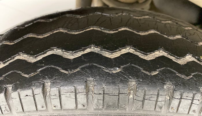 2012 Maruti Eeco 5 STR, Petrol, Manual, 39,542 km, Right Rear Tyre Tread